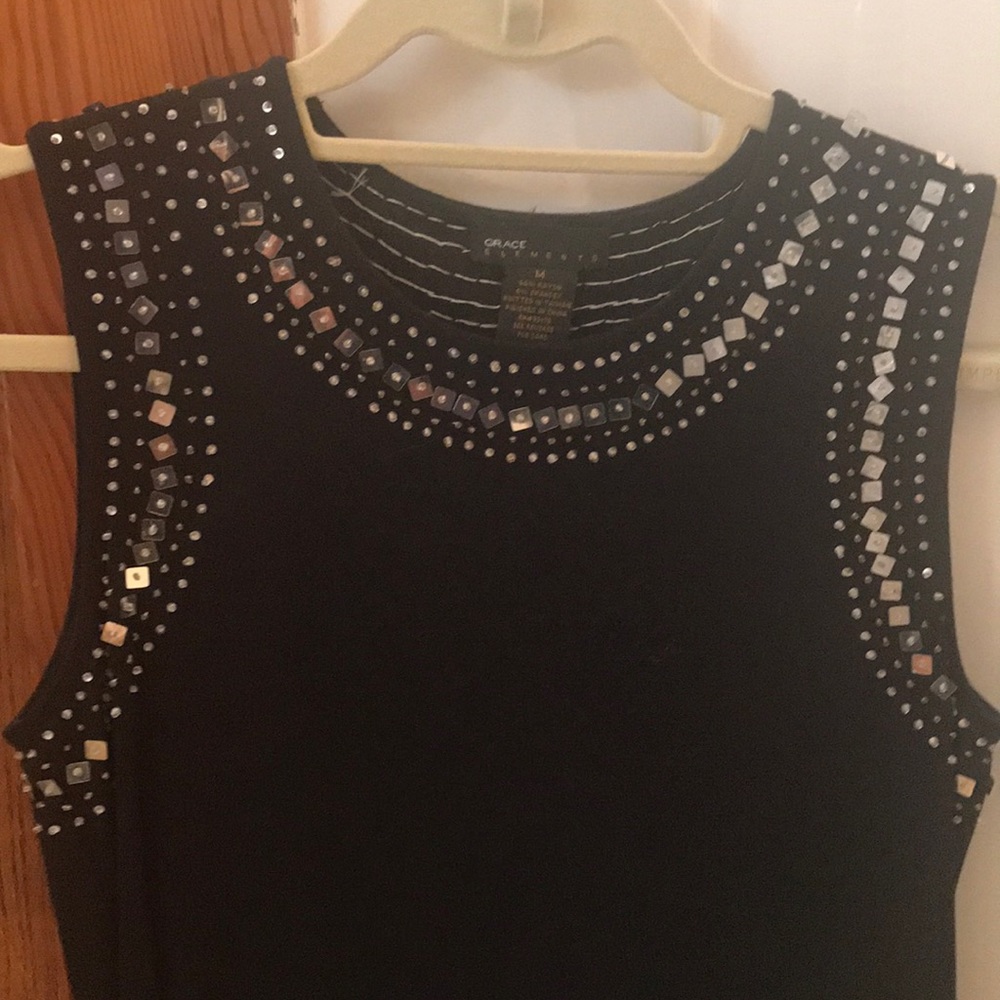 Sleeveless decorated tank size M